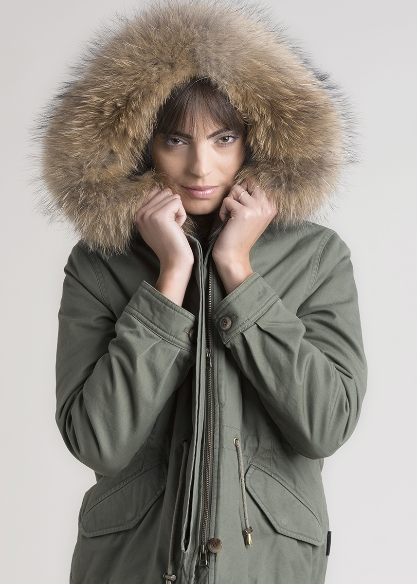Ritratto di donna con giacca invernale